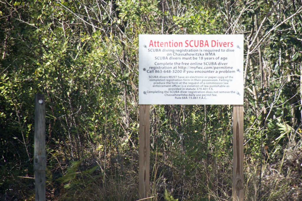 An official sign avises SCUBA divers that they must register before diving.