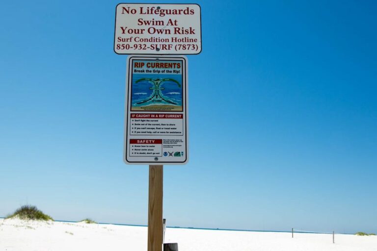 Rip current warning sign