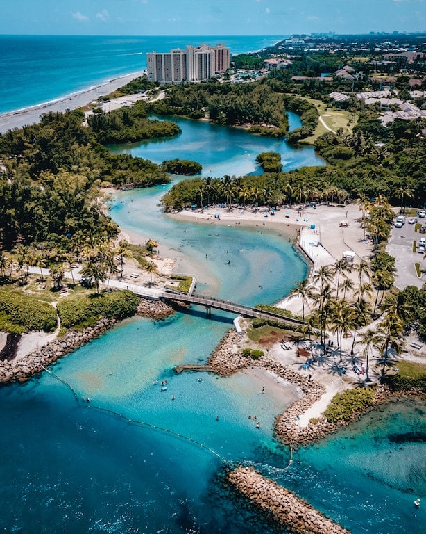 Calm, protected clear water in Jupiter, Florida. (US)